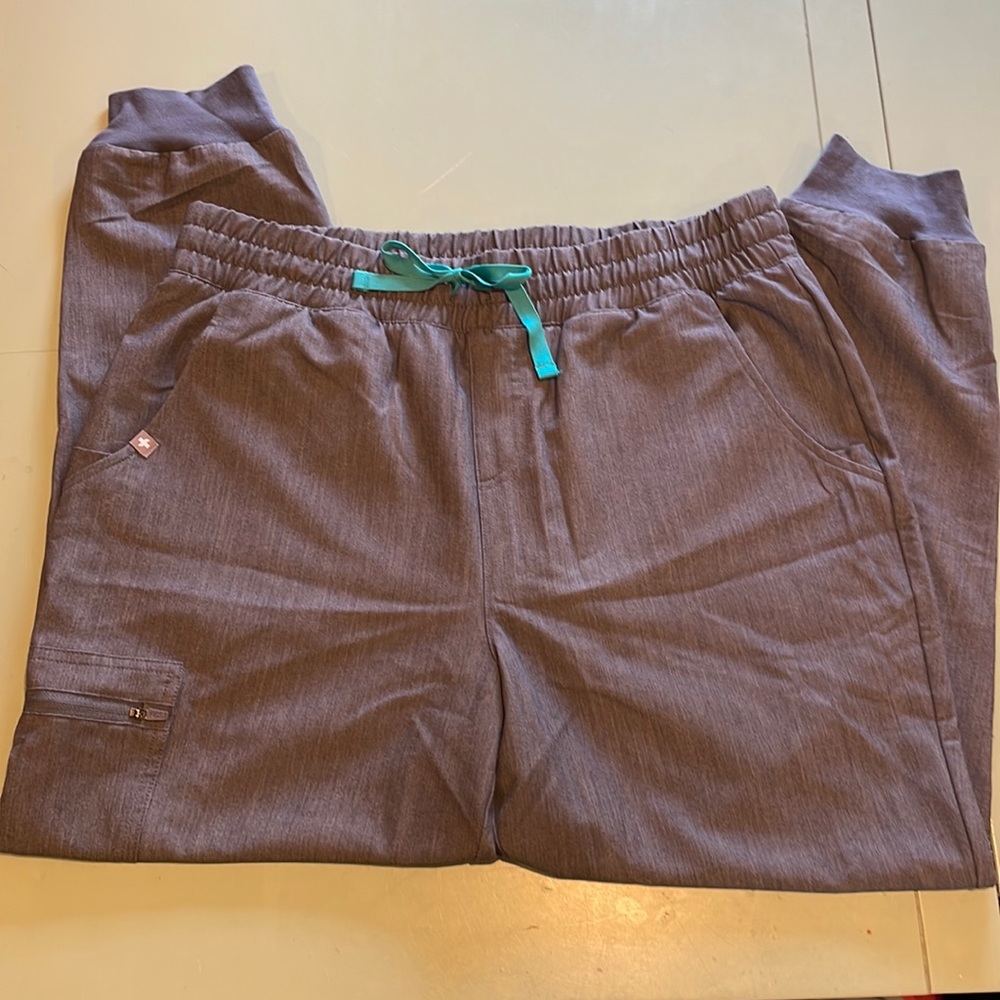 FIGS GRAPHITE JOGGERS Size L/P ✨NWOT✨